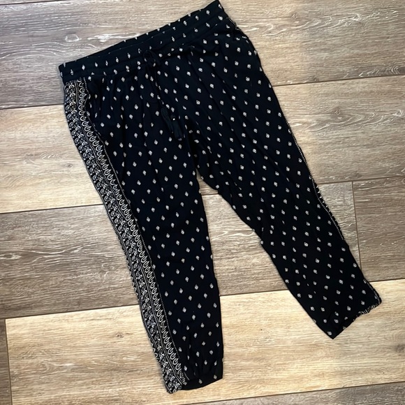 Old Navy Crop Pants - Picture 2 of 6